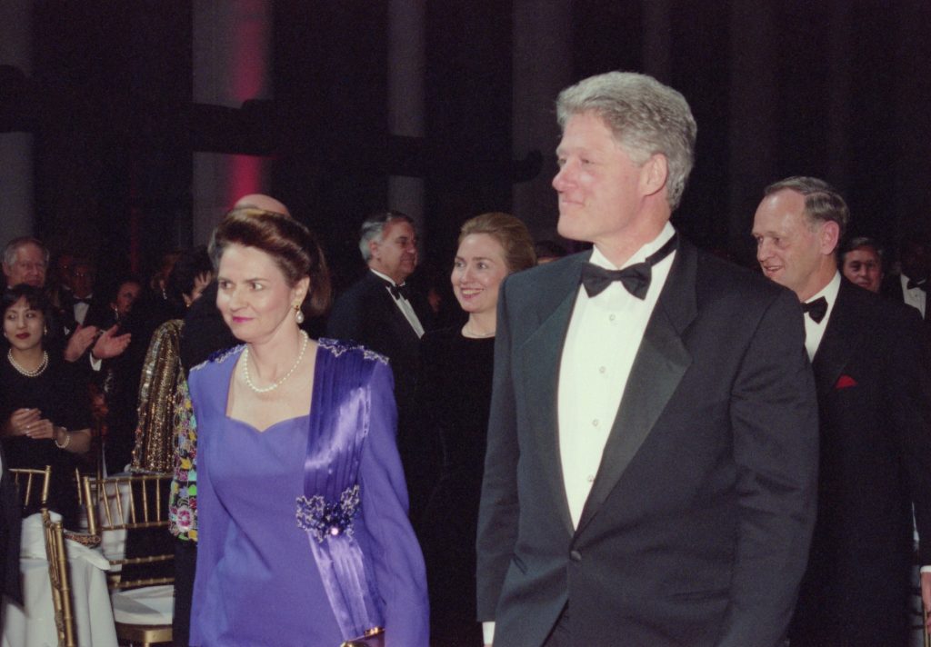 Aline Chrétien, Hillary Rodham Clinton, Bill Clinton et Jean Chrétien en veston et cravate et habits de soirée