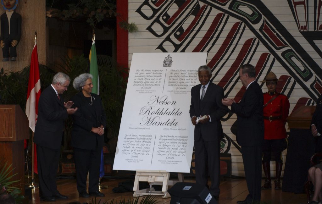 Dans la Grande Galerie du Musée, Jean Chrétien et Nelson Mandela avec une grande affiche d'un certificat de citoyenneté canadienne honorifique
