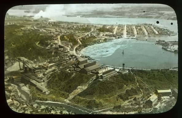 Vue aérienne de Shawinigan (Québec), diapositive sur verre, vers 1930, avec des rues, forêts, un lac et une rivière.