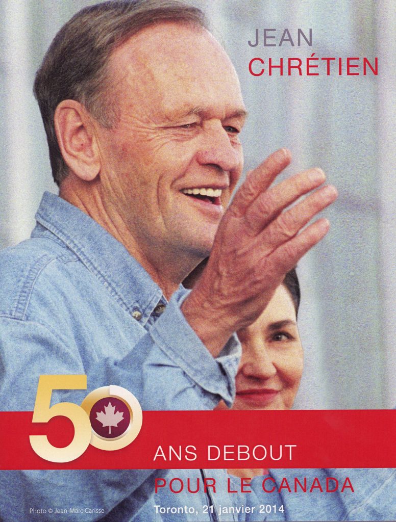 Livret Jean Chrétien, 50 ans debout pour le Canada avec une image de Jean Chrétien en chemise avec une main levée.