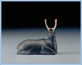 Caribou à genoux avec andouillers - 
Collection : James Houston - S2001-8025 - CD2001-315-007