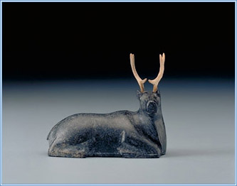 Caribou  genoux avec andouillers - 
Collection : James Houston - S2001-8025 - CD2001-315-007