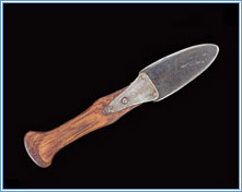 Killuutiviniq (made from saw). Photographer: Harry Foster. Canadian Museum of Civlization.