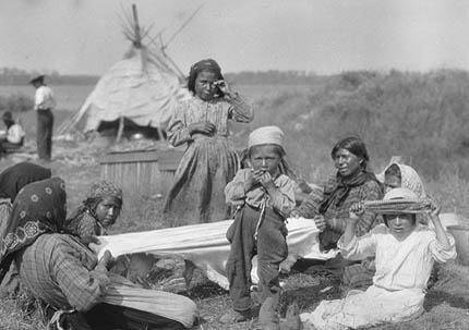 Portrait en extérieur de jeunes enfants Ojibways