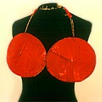 Breast Shield/Red-Yellow-Blue - MCC 2002.76.1 -
Photographie : Kai Chan