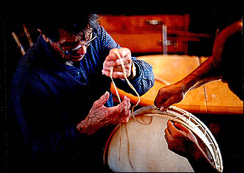 Construction d'un tambour sur cadre (teueikan)/Gérard Siméon, Musée amérindien de Mashteuiatsh 