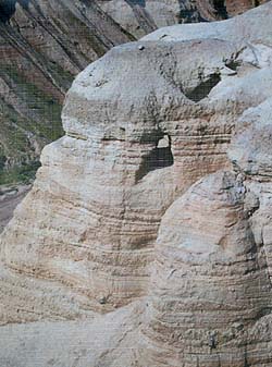 Une des grottes de Qumrn