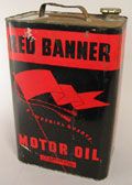 Bidon d'huile  moteur de marque Red 
Banner, format de huit pintes [7,5 l].