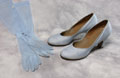 Souliers et gants assortis, ports avec la robe de mariage de 1954.