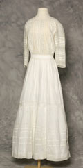 Robe de marie, blanche, en mousseline de coton brillant blanche et dentelle au torchon.