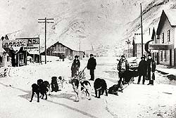 Scène de rue à Dawson, vue du sud, Territoire du Yukon