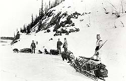Fred Camsell, Charles Camsell, D.W. Wright et A. N. Pelly, dans le canyon de la rivière Liard, en route vers le Klondike, Territoire du Yukon, janvier 1898