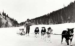 Courrier en provenance de Whitehorse, Livingstone Creek, Lower Laberge et Big Salmon traversant le lac Laberge, Territoire du Yukon, 1923 