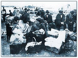 Des émigrants attendant l'embarquement, 
Naples, Italie, vers 1910
MCC CD2004-0445 D2004-6135