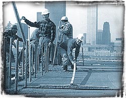 Ouvriers de la construction versant du ciment au 14e étage de l'hôtel Harbour Castle, secteur riverain de Toronto, 1973 MCC CD2004-0445 D2004-6141