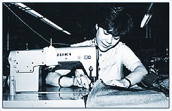 Italo-Canadienne travaillant dans une manufacture, Montréal (Québec), vers 1970
MCC CD2004-0445 D2004-6143