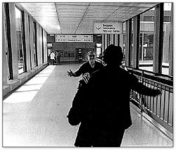 Rencontre à l'aéroport international de Toronto (aujourd'hui l'aéroport Pearson), 1971
MCC CD2004-0445 D2004-6146