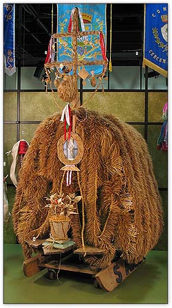 Traglia - traîneau à blé utilisé comme char allégorique durant la fête de Sainte Anne (fête du blé) Photo : Steven Darby, MCC CD2004-0245 D2004-6076
