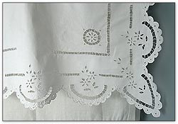 Rideau orné de broderie blanche à l'italienne (détail) Photo : Steven Darby, MCC CD2004-1169 D2004 - 18516