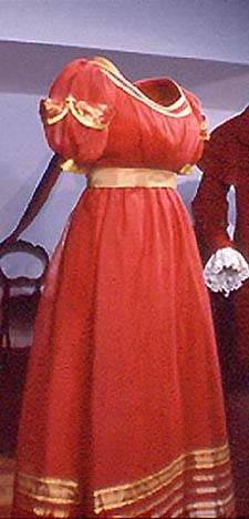 La robe et le foulard portés par Mme Forsyth-Grant