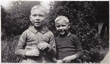 Ole et Chris Bennedsen dans le jardin de la maison familiale, vers 1934