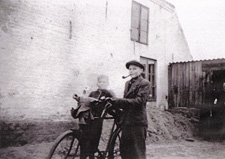 Sigvard Bennetzen (à gauche) et Chris Bennedsen fumant la pipe, âgé alors de 14 ans, vers 1944