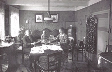 Meta, Sigvard Bennetzen et Ingeborg (une autre voisine), chez Meta, vers 1938