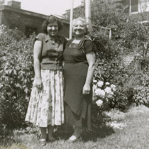 Connie et Carmela Colangelo, dans l’arrière-cour de la maison familiale, avenue Arlington, à Toronto, vers 1951