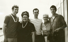 Connie Bennedsen (deuxième en partant de la gauche) et des amis à un tournoi de quilles