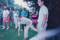 Chris Bennedsen (lançant la boule) et divers membres de la famille étendue des Colangelo
