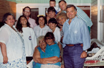Connie Bennedsen (à gauche) et Chris Bennedsen (en haut, à droite) et des membres de la famille Colangelo