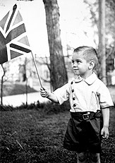 Pierre Bourgault tenant un drapeau britannique, vers 1939