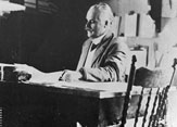 Alphonse Desjardins assis  son bureau, 1907