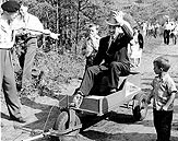 Tommy Douglas  une course d'attelages de chiens  la Hudson Bay Junction, 1955