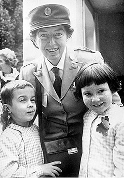 Lotta Hitschmanova en compagnie d'enfants  la Maison de Svres, vers 1950