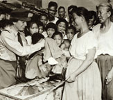 Distribution de vtements au camp de rfugis de Yung Dong Po, prs de Soul, en Core, 1954 