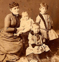 Adelaide Hoodless et trois de ses enfants, vers 1887