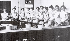 Cours de cuisine au Macdonald College,  Guelph, vers 1909