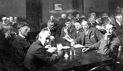 Membres du Groupe des sept au Toronto Arts and Letters Club, vers 1920