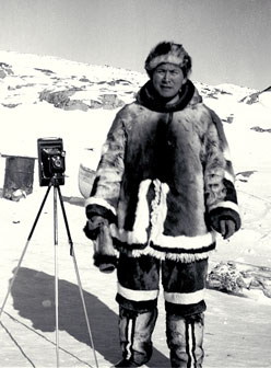 Peter Pitseolak avec un appareil photo 122, vers 1940-1960