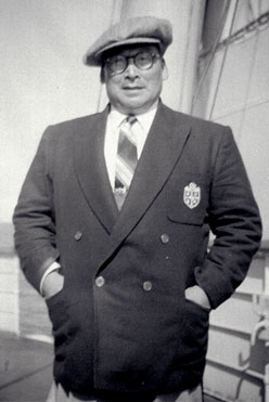 Peter Pitseolak portant un habit et une casquette, vers 1940-1960