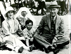 Francis Rattenbury en compagnie de son pouse Alma et de son fils John, Bournemouth, Angleterre, dbut des annes 1930