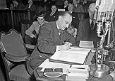 Joey Smallwood signant les conditions de l'union, 11 dcembre 1948