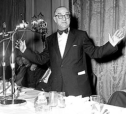 Joey Smallwood prononant un discours, 8 avril 1959