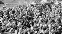 Joey Smallwood ftant la victoire, juillet 1948