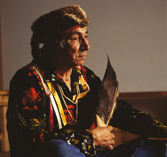 Homme autochtone assis, tenant l'aile d'un oiseau Ottawa - Fred Cattroll (photographe)