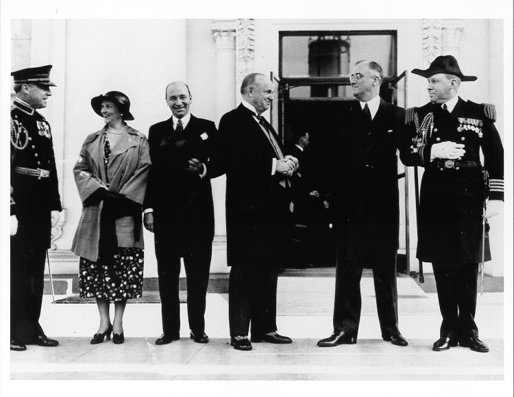 Le premier ministre, le très honorable R. B. Bennett recontre le Président Franklin Roosevelt - Conférence mondiale sur l'économie, 1943 - Yousuf Karsh (photographe) - ANC, détail de PA145058