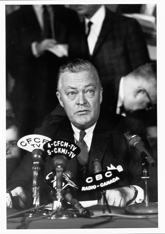 Jean Lesage, premier ministre du Québec 1964 - Duncan Cameron (photographe) - ANC, PA108147