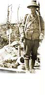 ANC - dtail de PA-000518Transport du bless sur une civire (5e Bataillon), soldat de la Premire Guerre mondiale, aot 1916.