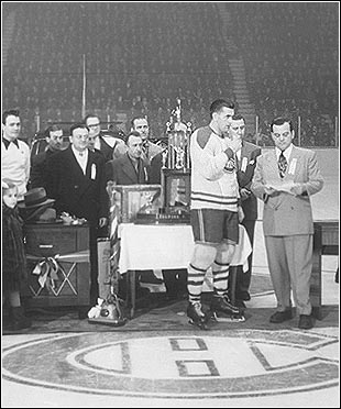 Goal 271 trophy presented to The Rocket at the Forum
Photo : MCC 2002-H0017-84b